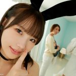 至近距離に彼女がいるのに耳元でコソコソ口説いてくるささやき誘惑中出し 松本いちか - 1