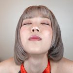 【VR】顔距離25cm！吐息が掛かる悪魔的距離！～全てが超至近距離で展開！「君のイク顔、私に見せてよ♪」他の人にバレるかもしれない、ドキドキと見つめてくる視線でムラムラして、パンパンな僕のチ○ポが最高潮にイジられまくる！ - 10
