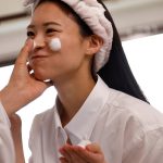 すっぴんなつはイチャラブしか勝たん 元教え子が僕の家にお泊まり！すっぴん姿に、歯磨き姿に、彼シャツ萌え袖姿に、怒った顔などなど、彼氏の僕だけが見れるカワイイなつがいっぱい！ 東條なつ - 2