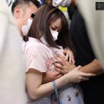 満員電車で前後を挟まれ羽交い絞め強●乳首開発される巨乳美女 小花のん - 3