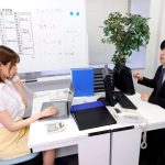 事務員の妻に得意先のクレーム対応を任せていたら理不尽な要求で謝罪させられ脱がされ巨根でパコられて…… 僕が気付いた時には身も心も寝盗られてしまっていた的な話です……… 黒川すみれ - 2