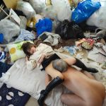 隣家のゴミ部屋へ苦情を言ったらコドおじが性欲モンスター化!異臭の中で絶対に逃がさない抜かずの孕ませ絶倫ホールド中出し 藤森里穂 - 2