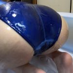 百永さりな 濡れてテカってピッタリ密着 神競泳水着 可愛い女子の競泳水着姿をじっとりと堪能！着替え盗撮から始まり貧乳から巨乳にパイパン、ハミ毛、ジョリワキ等のフェチ接写やローションソーププレイや競泳水着ぶっかけ等を完全着衣で楽しむAV - 4