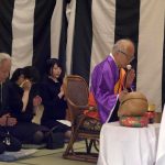 ガンギマリ喪服未亡人 葬儀会場で親戚達に媚ヤクを盛られ、2年振りの快楽にキメセク痙攣エクスタシーし続ける… 夏目響 - 3