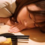 昔からの気軽に話せる女友達が会社では上司からも部下からも仕事ができる女だと思われていて、たまには弱さをみせたいのにと愚痴をこぼすので、 居酒屋とバッティングセンターデートに付き合ったら、なんか盛り上がっちゃって終電逃してラブホにお泊り 明日の朝… 五日市芽依 - 2