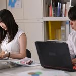 「先輩、一緒に終電逃して私の家泊まりましょ？」会社の巨乳後輩の誘いに乗ったらあざと可愛いすっぴんとモチモチの無防備おっぱいに僕は理性が吹っ飛び… 村上悠華 - 1