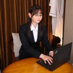 【VR】【8K VR】「ごめんなさい、部屋押さえてなくて」仕事が出来ない新卒女子とホテル相部屋。シャワールームはまさかの透けガラス。彼女のシャワー姿で思わず興奮してしまった僕は… 静河 - 3