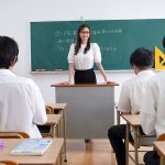 見られたくないけど見られたい性癖の先生が校内露出で潮吹き発情放尿羞恥 葵百合香 - 1