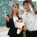 「もう生徒と先生じゃないからね」 気さくで頼れる人気のオンナ教師(性欲モンスター)に三年間狙われていた童貞(絶倫デカチン)の僕は卒業した瞬間に誘われて3日で30発抜かれまくった 葵いぶき - 2