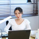 【VR】【8K VR】僕が夜通し仕事に没頭できるのは、漫画BODYな女上司が、みんなが帰った後に超天井特化アングル‘よしよーし‘おっぱい吸い杭打ちピストンで無限に射精させられるから。北野未奈 - 2