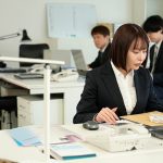 業務中リモバイ絶頂寸止めでガニ股失禁してイキ恥じさらした生意気OL 入田真綾 - 1