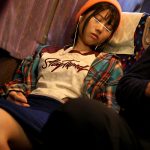 就寝中の夜行バスで指マンされた恐怖に目を開けられず寝たふりしながらイキまくる気弱女子3 フェス帰り微乳ガリ女 - 2