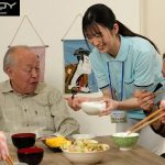 優しくて断れない人妻介護士は 真っ白な女体を高齢者に貪られ… 濃厚こってり計16P乱交 柏木ふみか - 1