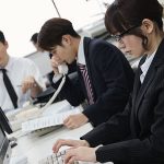 地味で物静かなOLの裏顔 退勤後に誰もが振り向く夜の蝶に変身し、所かまわず男を食い漁っていることを同僚たちはまだ知らない。 ギラパコBITCH メタモルフォーゼ中出し性交 五日市芽依 - 1