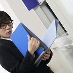 地味で物静かなOLの裏顔 退勤後に誰もが振り向く夜の蝶に変身し、所かまわず男を食い漁っていることを同僚たちはまだ知らない。 ギラパコBITCH メタモルフォーゼ中出し性交 五日市芽依 - 2