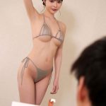 隣に彼女がいるのにデッサン中に僕にだけアソコを見せつけ微笑みかけてくるヌードモデルの露出狂お姉さん 真希いずみ - 1