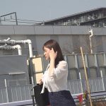 満員電車で吊り革にぶら下げられ両乳首同時開発のすえ無念の発情してしまった巨乳美女3 丸最レア - 2