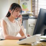 いつも強気な年下の女上司は激ピスされたがりのドMマ●コでした。 お酒に弱い女上司を介抱してベッドに寝かせたあと、無防備な腋チラとパンチラに欲情して襲ってしまうと、俺の絶倫チ○ポを「もっと…」と欲しがり、何度も何度もイキまくっていた― 幸村泉希 - 1