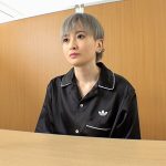 タレント志望の関西弁な銀髪ボーイッシュFカップ女子！AV面接で即日ハメて腹奥まで突かれてイキ狂う！ 沢尻ウタ - 1