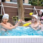 全裸通学の村 平然と学生生活を謳歌する一人の女子生徒を丸裸にするべく、記者として僕は密着した。 乙アリス - 8