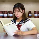 【VR】またがりキスで夢中にされ、練習してきた腰使いに没頭。罰ゲームで付き合ったクラスの地味女に魅せられ、僕の方から離れられなくなった。 小那海あや - 17