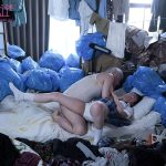 隣人のゴミ部屋で異臭中年おやじに抜かずの連撃中出し49発で監禁調教孕まされた塩対応メガネ制服女子の末路… 宍戸里帆 - 4