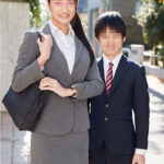 高身長の働くインテリOL限定 身長170cm超えの美脚の女先輩と低身長の後輩くんが勤務中に身長差SEXに挑戦！いつも厳しい女上司のモデルのような身体に触れ部下は思わずフル勃起！後輩のチ○ポに激突きされ本気イキした先輩オマ○コは中出しまでしてしまうのか！？ さおり - 1