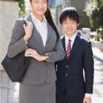 高身長の働くインテリOL限定 身長170cm超えの美脚の女先輩と低身長の後輩くんが勤務中に身長差SEXに挑戦！いつも厳しい女上司のモデルのような身体に触れ部下は思わずフル勃起！後輩のチ○ポに激突きされ本気イキした先輩オマ○コは中出しまでしてしまうのか！？ さおり