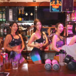 マッスルガールズバーの腹筋バリキレお姉さん達に営業中こっそり逆ナンされて性欲むんむんケツ加圧逆鬼ピストンで何度も射精させられる卑猥なアフター中出し - 1