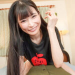 お隣のロ●声若妻がささやき淫語で痴女ってきた 胡桃さくら - 1