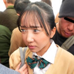 満員電車でJ系パンティにチ〇ポを滑り込ませマン肉擦りつけ射精では終わらず精子まみれのチ〇ポを挿入中出し - 3
