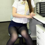 部下の女子社員と休日出勤で二人っきり、黒パンスト透けパンチラで誘われ、色んな恥ずかしい格好させて社内不倫SEX止められなくなった 五十嵐清華 - 1