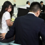 隣席のむっちり黒パンスト先輩女子社員はセクハラしても拒まない!みんなの目を盗み社内痴〇、机下尺八、パンスト破って社内SEX 泉りおん - 5