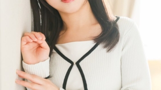 清楚そうな真面目女子が謝礼で即肉便器化しちゃった欲求強すぎて大爆発◆清楚顔で手コキ連発＆ネットリフェラ、パイパンマ○コを手マンで潮吹き！顔面騎乗でうっとり顔を見せつけ、むっちり乳房揺らしながらバック中出し、騎乗位＆正常位で強●2連続中出し◆