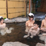 「おちんちん大きくさせてごめんね」小さいから大丈夫だろうと女湯に一緒に入った甥っ子がおっぱいだらけの状況にフル勃起！慌てた叔母さんがこっそり抜いてくれました VOL.5 - 4