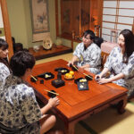布団の中の密着ピストンでねっとり膣奥を突かれ夫に声をかけられずイキ堕ちた敏感妻は何度も絶頂を求める5 - 9