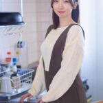 有澤まゆか 36歳 明るいママさんが年下絶倫男子宅で家事、料理、性欲のお供 絶倫男子たちに無限に発射されちゃう1日奥さん - 2