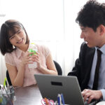 既婚者のボクを狙うあざと後輩女子に「キスだけなら…」と油断した隙にこっそり口うつし勃起薬を盛られチ●ポビンビン！！結局朝まで唾液だくだくメロキスまくり中出し11発搾り取られたった… 倉本すみれ - 1