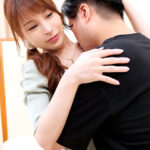 バブみある清楚な奥様が悩める男におっぱいちゅぱちゅぱ吸わせておチ○ポをよちよち甘やかし射精させる授乳手コキに挑戦!!母性溢れる授乳手コキでガチ勃起したおチ○ポをそのままヌルっと中出しセックス 梨木セリナ - 2