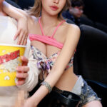 ほぼ貸切の映画館で…隣に座る細身巨乳な金髪ギャルに乳首とチ○ポを弄られ続けて射精にしか集中できなかったボク…。 百永さりな - 1