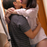 キスキスしつこいガキに狂わされ…。何度断ってもこっそりキスされ続けスケベ顔でベロチューしだすシングルマザー - 18