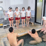 「あなたのお背中を流します」私たち温泉ガールお背中流し隊!地域ボランティアのイベントで女子学生が温泉旅館で背中を流してくれる!体操服や制服、そしてバスタオル1枚で背中を流してくれる!更には一緒に温泉に入ってお酌までしてくれたりと徐々にエスカレート! - 2
