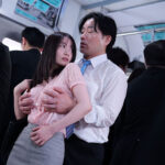 人混みで揉まれた快感が忘れられずノーブラで満員車両に乗り込む痴●サレたいスケベOL 夢乃あいか - 2